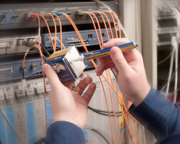 Application de solvant sur le cube de nettoyage - préparation au nettoyage humide de la face d'extrémité de la fibre